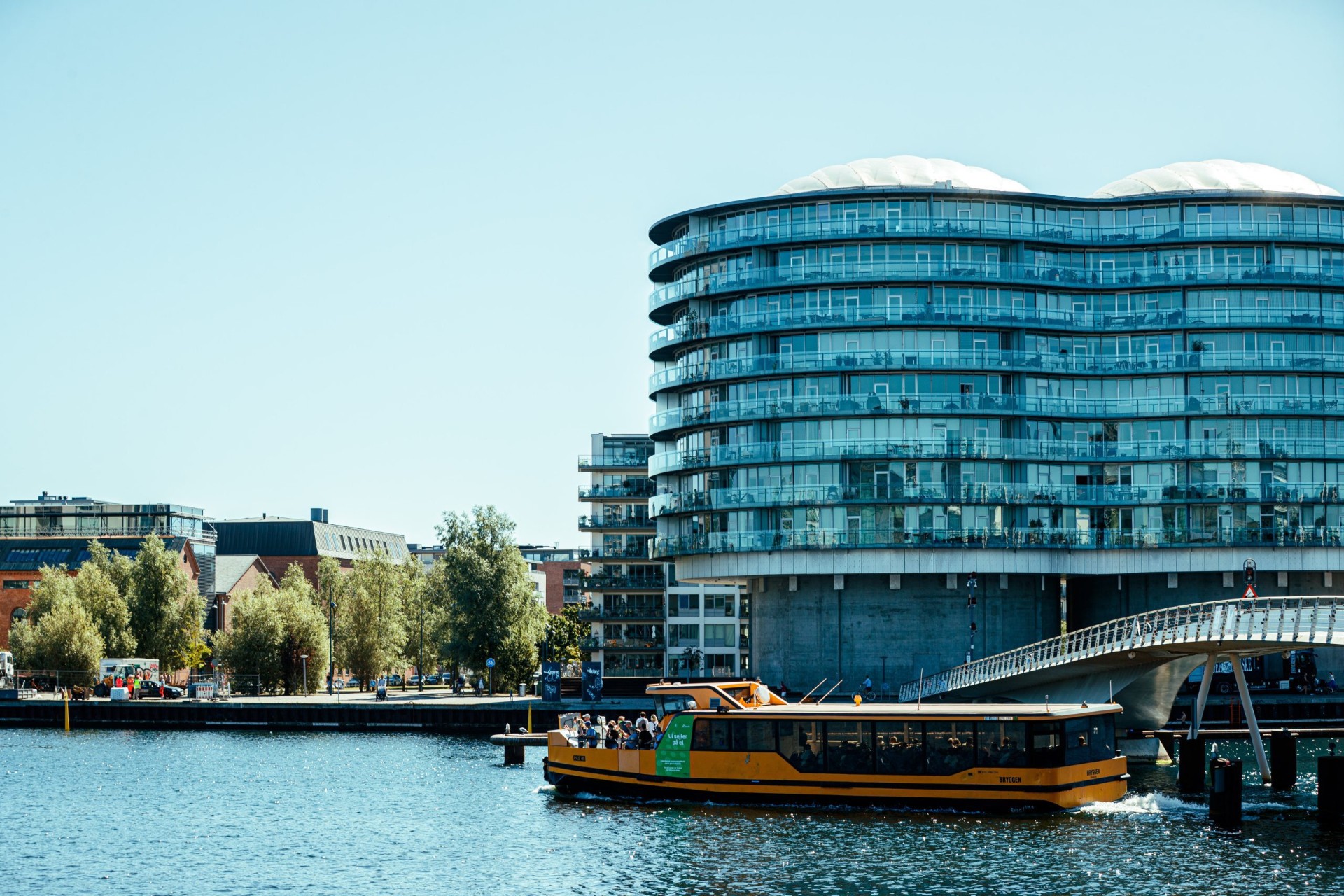 Moderne glasejendom ved Københavns havn